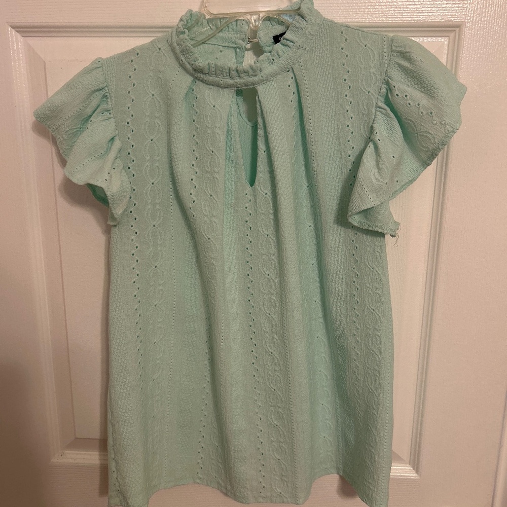 Keyhole ruffled sleeveless top